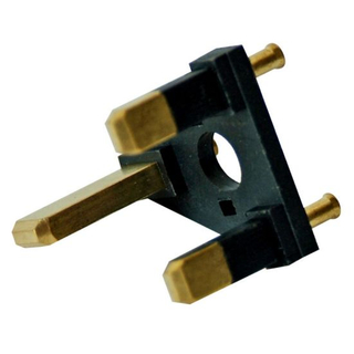Inserção de plugue de 3 pinos com o British Standard